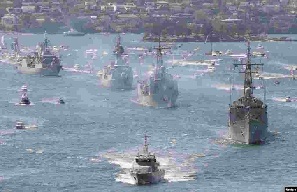4일 호주 시드니에서 열린 세계 함대 경축행사에서 호주 군함들이 시드니 항구로 들어서고 있다.