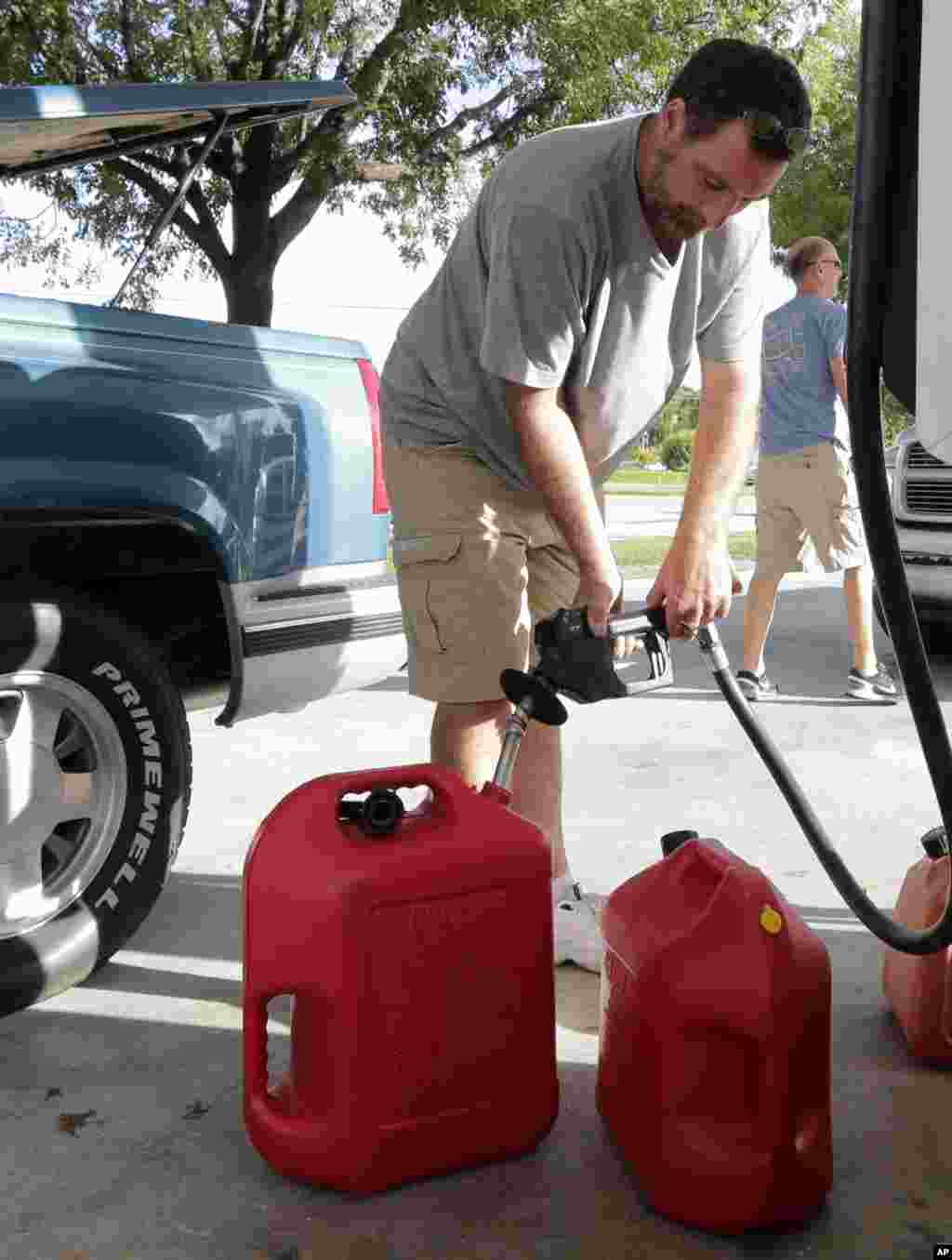 Anthony Mirto fills, llena dos tanques con gasolina mientras se prepara para el huracán Irma en Key Largo, Florida, la tormenta más fuerte que amenaza el estado en la historia y ha llevado al gobernador Rick Scott a declarar emergencia para toda el área y a activar la Guardia Nacional. AP Sept. 6, 2017.