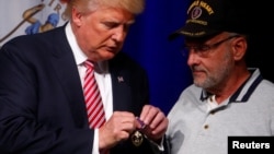 Ông Trump nhận huân chương của một Trung tá hồi hưu trong một cuộc tụ họp ở Ashburn, Virginia, 2/8/2016.