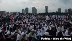 Ratusan ribu umat Islam menggelar unjuk rasa di kawasan Monumen Nasional, Jakarta, Minggu (17/12). Mereka berdemonstrasi untuk menolak pengakuan sepihak yang dilakukan Presiden Amerika Serikat Donald Trump terhadap Yerusalem sebagai ibu kota Israel.