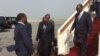 Le président ivoirien Alassane Ouattara descend de l’avion à son retour d’Accra, accueilli au bas de l’échelle par Guillaume Soro, président de l’Assemblée nationale, à Abidjan, Côte d’Ivoire, 7 janvier 2017. (Présidence de la Côte d’Ivoire/Twitter)
