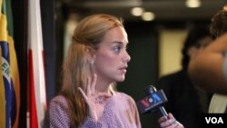 Lilian Tintori conversa con la Voz de América en los pasillos del Club Nacional de Prensa en Washington.