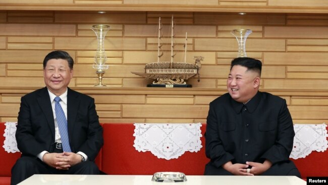 朝鲜领导人金正恩在平壤会晤到访的中国国家主席习近平。(朝鲜官媒朝中社2019年6月21日发布)