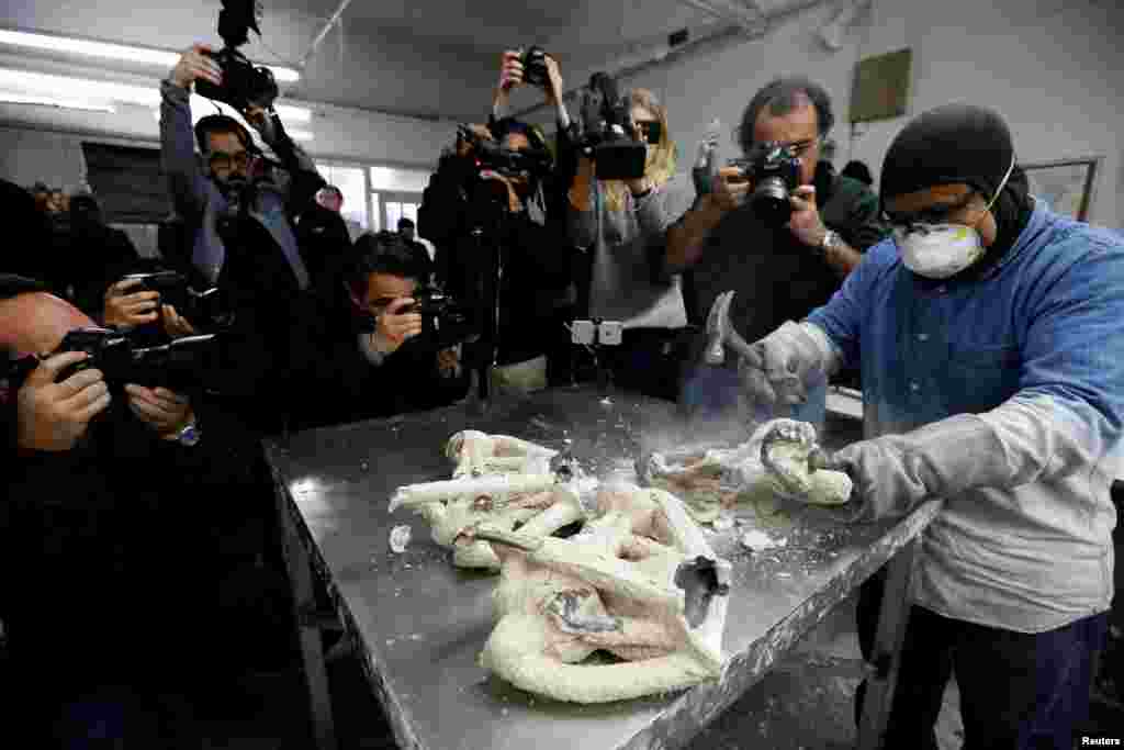 A worker cracks the mold of &quot;The Actor&quot; statuette during a media event on the production of the statuettes for the 24th annual Screen Actors Guild Awards at American Fine Arts Foundry in Burbank, California, Jan. 9, 2018.