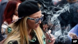 Žena puši marihuanu tokom godišnjeg skupa u parku u centru Denvera, u Koloradu, jednoj od država u kojima je rekretivna upotreba kanabisa lagalizovana