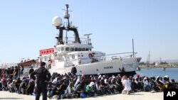 聯合國難民署說僅今年便有3萬多人通過意大利進入歐洲﹐圖為難民船。