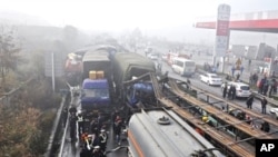 Chinese police block off the area after a pile up involving over 100 vehicles on a fog shrouded highway in Zunyi, southwest Guizhou province, 27 Dec 2010.