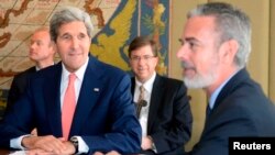 안토니오 파트리오타 브라질 외무장관(오른쪽)이 13일 브라질리아에서 존 케리 미 국무장관과 회담하고 있다.