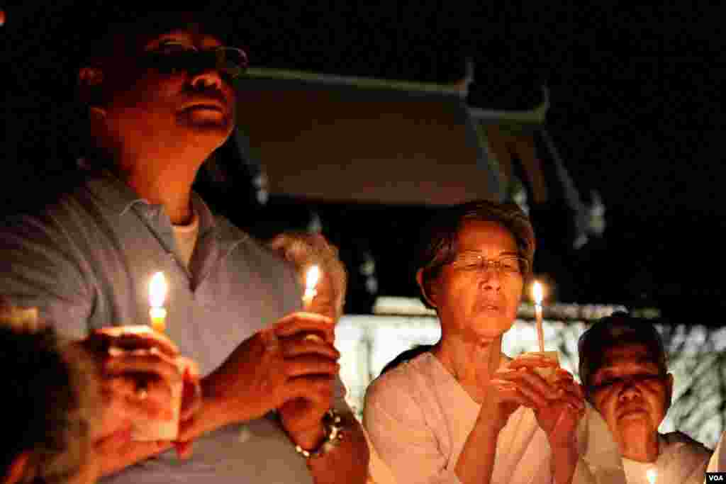 Cambodian-Americans take part in a candle vigil during a memorial service for Khmer Rouge victims at the Wat Buddhikaram Cambodian Buddhist temple in Silver Spring, Maryland, to mark the 40th anniversary of the takeover of the Khmer Rouge, on Friday, April 17, 2015. (Sophat Soeung/VOA Khmer)