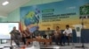 Menteri Perdagangan Agus Suparmanto (ketiga dari kanan) saat menghadiri diskusi "Kesiapan Perdagangan Indonesia Menghadapi Wabah Virus Corona" di Jakarta, Jumat (6/3). (Foto: VOA/Sasmito) 