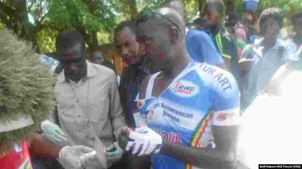 Le cycliste malien Tidiane Sanogo se fait soigné après une chute