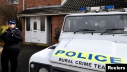 Tư liệu - Một viên cảnh sátđứng gác bên ngoài nhà của cựu điệp viên hai manag Sergei Skripal, ở Salisbury, Anh, ngày 6 tháng 3, 2018. 
