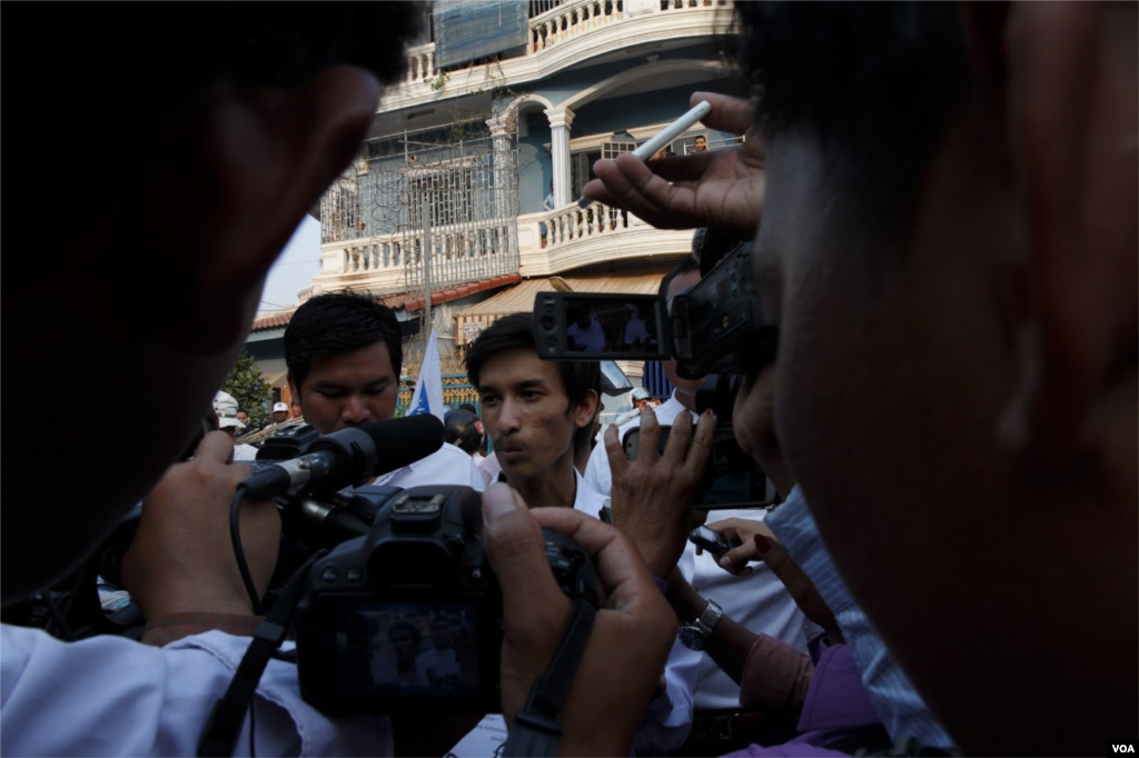 A leader of the self-claim university students, Srey Chamroeun talks to journalists explaining his petition in front to Kem Sokha&#39;s house. The group took series of protests against the leaked sexual scandal, claiming the conversations effected Cambodian culture. (Leng Len/VOA Khmer)