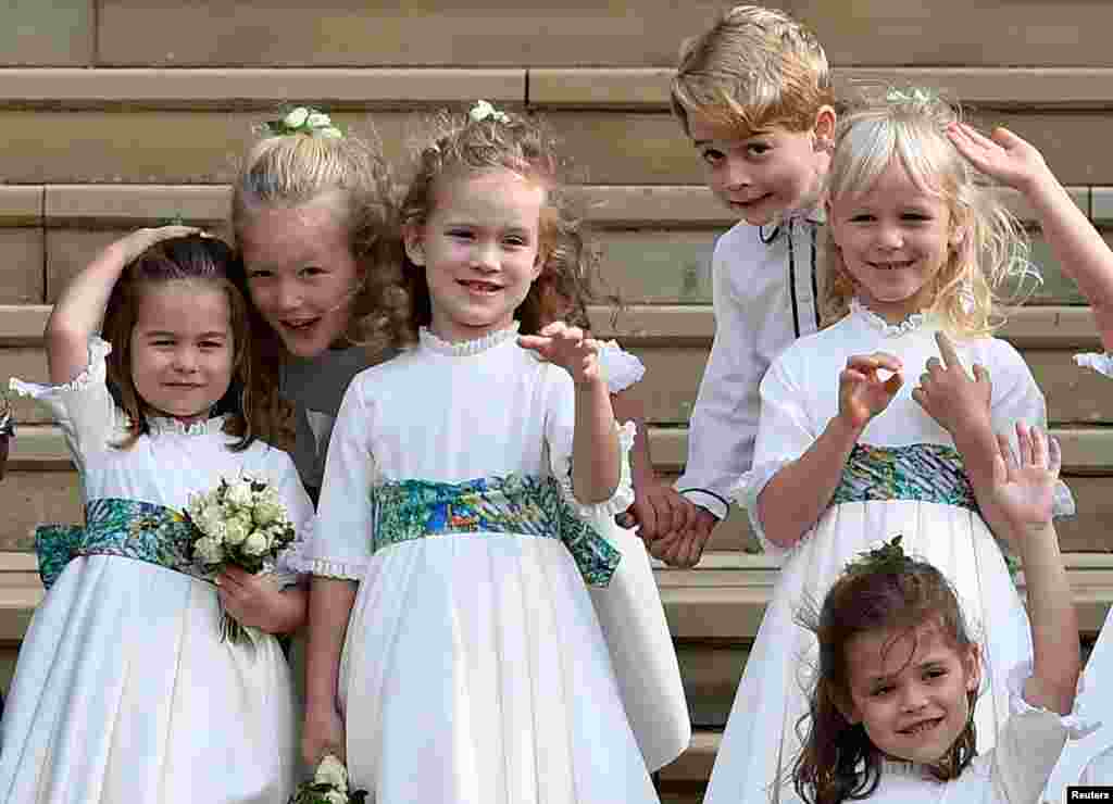 2018年10月12日，英国公主尤金妮和布鲁克斯班克在英国温莎堡圣乔治教堂的婚礼结束后，伴娘、花童和男孩随从挥手致意，其中有乔治王子和夏洛特公主。