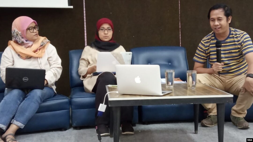 Ketua Manajemen Pengetahuan YLBHI Siti Rakhma Mary (tengah) dan Koordinator Jatam Merah Johansyah (kanan) saat berdiskusi di kantor YLBHI, Jakarta, Kamis (8/8/2019). (Foto: VOA/Sasmito)