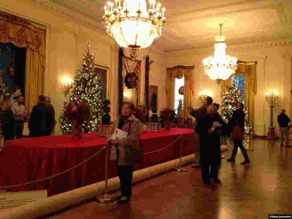 ຫ້ອງໂຖງໃຫຍ່ ກໍ້າຕາເວັນອອກ ຫລື East Room ຂອງທໍານຽບຂາວ (White House Christmas Tour, Dec. 22, 2012)