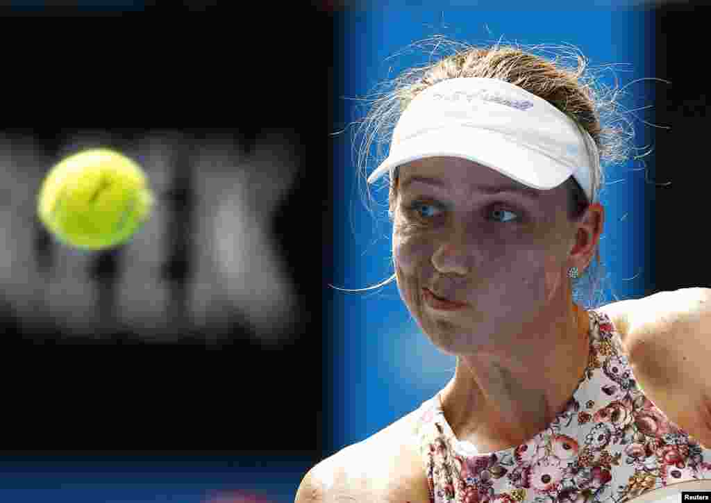 Petenis Jerman Mona Barthel siap memukul bola saat bertanding melawan petenis Ceko, Petra Kvitova pada turnamen Australia Terbuka di Melbourne.