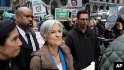 Jill Stein, candidata del Partido Verde, llega para una conferencia de prensa frente a la Torre Trump en Nueva York. 