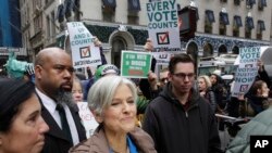 Jill Stein (kati kati), mgombea kiti cha rais wa chama cha Kijani