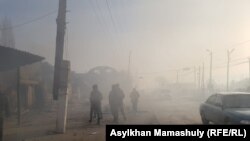 Дым от тлеющих зданий в селе Масанчи