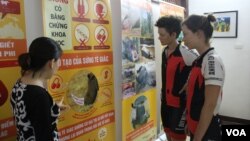 Vicky và Vanessa Wiesenmaier đến thăm Trung tâm Giáo dục Thiên nhiên ở Hà Nội trong chuyến đi của họ nhằm truyền đi thông điệp chấm dứt mua bán và tiêu thụ sừng tê giác.