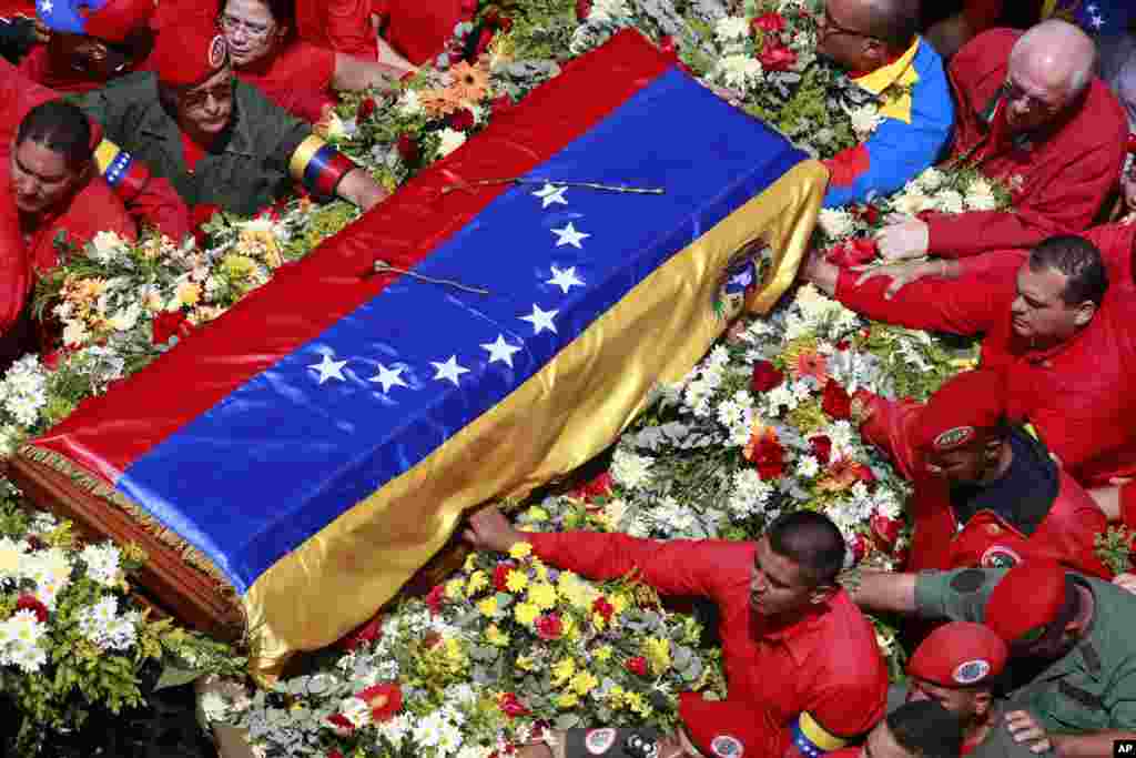 Marzo. Entierro de Hugo Chávez en Venezuela.