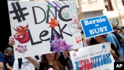Người biểu tình phản đối vụ tiết lộ email trong ngày đầu tiên của Đại hội toàn quốc Đảng Dân chủ tại Philadelphia, ngày 25/7/2016. 