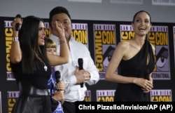 (ki-ka) Salma Hayek, Lia McHugh, Don Lee dan Angelina Jolie di acara panel Marvel Studios di Comic-Con International, San Diego, 20 Juli 2019 (dok: Chris Pizzello/Invision/AP)