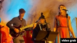 Džez gitarista Rale Mićić, kontrabasista Petar Stanov i Alma Mićić u klubu "Đango" u Njujorku. Sa njima je nastupao i pijanista Dejvis Vitfild. 
