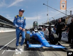Scott Dixon, of New Zealand, walks to his pit box during the final practice session for the Indianapolis 500 auto race at Indianapolis Motor Speedway, May 26, 2017.