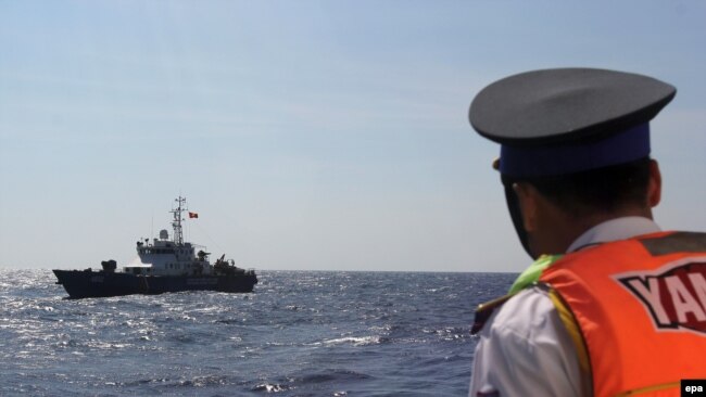 越南海岸警卫队员正注视海面舰船活动