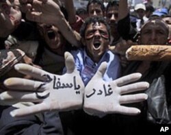 Anti-government protesters react during a demonstration demanding the resignation of Yemeni President Ali Abdullah Saleh, in Sanaa, April 2, 2011