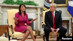 Tổng thống Donald Trump lắng nghe đại sứ Mỹ tại Liên hiệp quốc Nikki Haley phát biểu tại Tòa Bạch Ốc sau khi Tổng thống chấp nhận đơn từ chức của bà ngày 9/10/2018.