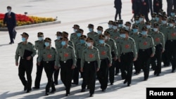 中國軍隊代表抵達北京人大會堂參加全國人大年度會議開幕式。（2020年5月22日）