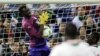 Le gardien de but du Sénégal Pape Seydou Ndiaye, au centre, capte un ballon lors d’un match contre le Mexique, au Marlins Park, Mexique, 10 février 2016.