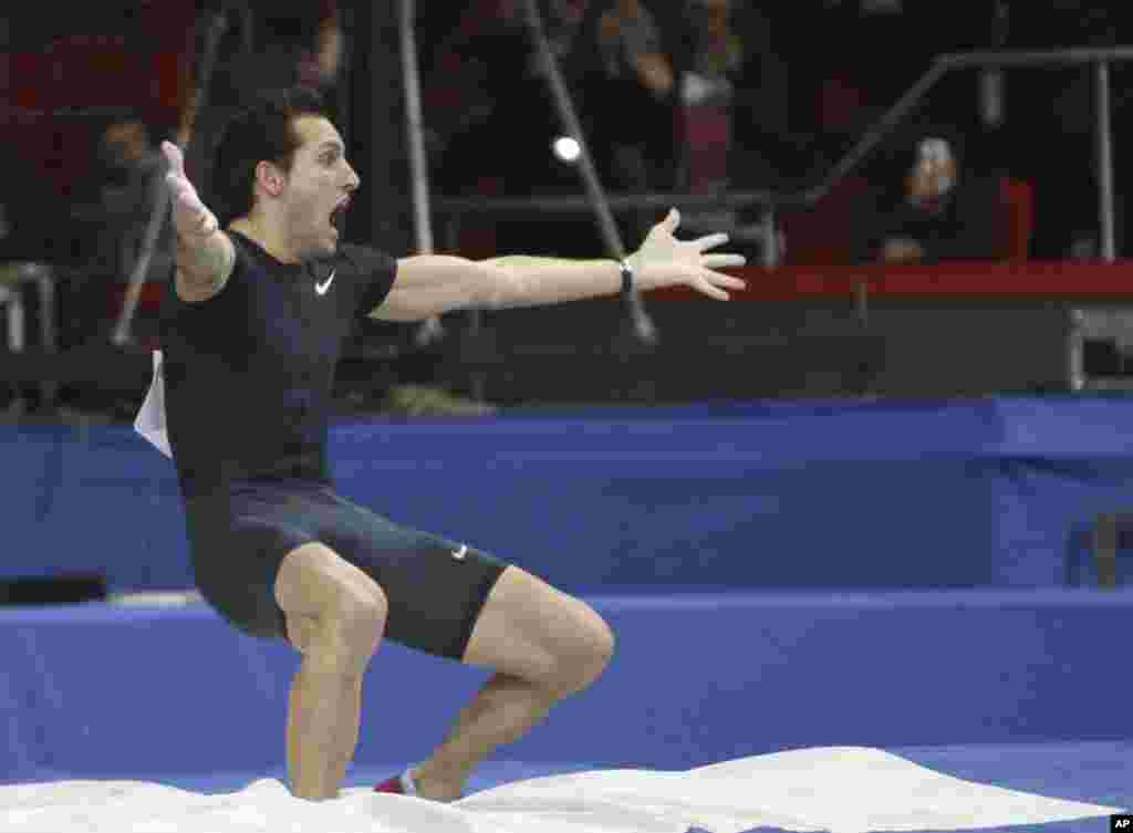 Renaud Lavillenie de France célèbre après avoir établi un nouveau record du monde en salle de 6.16 mètres, lors de l&#39;événement &quot;Stars du saut à la perche&quot; à Donetsk, en Ukraine orientale, samedi 15 février 2014. 