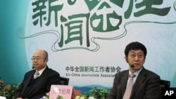 廉湘民(左)和旦增伦珠在新闻茶座上