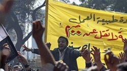 تظاهرات کارگران حمل و نقل عمومی برای دستمزد بیشتر در مقابل ساختمان تلویزیون در قاهره در روز دوشنبه