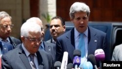 Menlu AS John Kerry (kanan) melakukan konferensi pers bersama Presiden Palestina Mahmoud Abbas (kiri) di Ramallah, Minggu (30/6). 