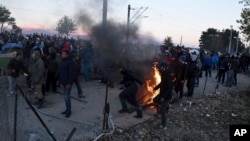 Des échauffourées ont éclaté entre les migrants et les réfugiés à la frontière nord de la Grèce avec la Macédoine, après que des centaines de personnes n’ont pas été autorisées à traverser la frontière bloqué le passage en signe de protestation, près du village grec nord de Idomeni, jeudi 3 décembre 2015