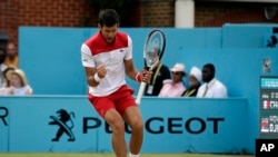Novak Đoković slavi kada je oduzeo servis Žeremiju Šardiju u drugom setu polufinala turnira Kvins kluba u Londonu (Foto: AP/Tim Ireland) 