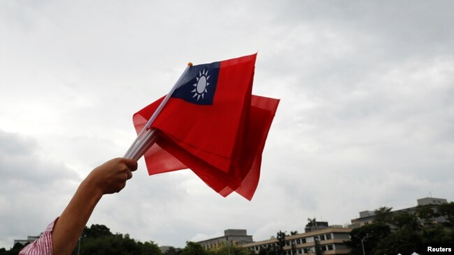 台湾民众在台北参加国庆庆祝活动时挥舞台湾旗帜。(2018年10月10日)