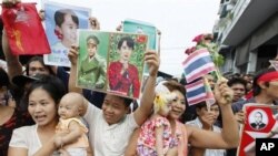 ຊາວມຽນມາພັດຖິ່ນຫລາຍພັນຄົນທີ່ອາໃສຢູ່ໃນປະເທດໄທ ຂະນະຕ້ອນຮັບທ່ານນາງ ອອງຊານ ຊູຈີ ເວລາທ່ານນາງເດີນທາງມາເຖິງບາງກອກ 