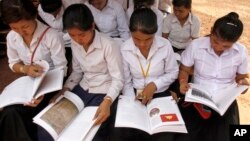 Cambodian students read the first Cambodian-authored Khmer Rouge history textbook during its delivers to a high school students at Anlong Veng, file photo. 