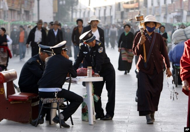 Tentara China mengawasi seorang pendeta Budha yang lewat di Lhasa, Tibet (foto: dok).