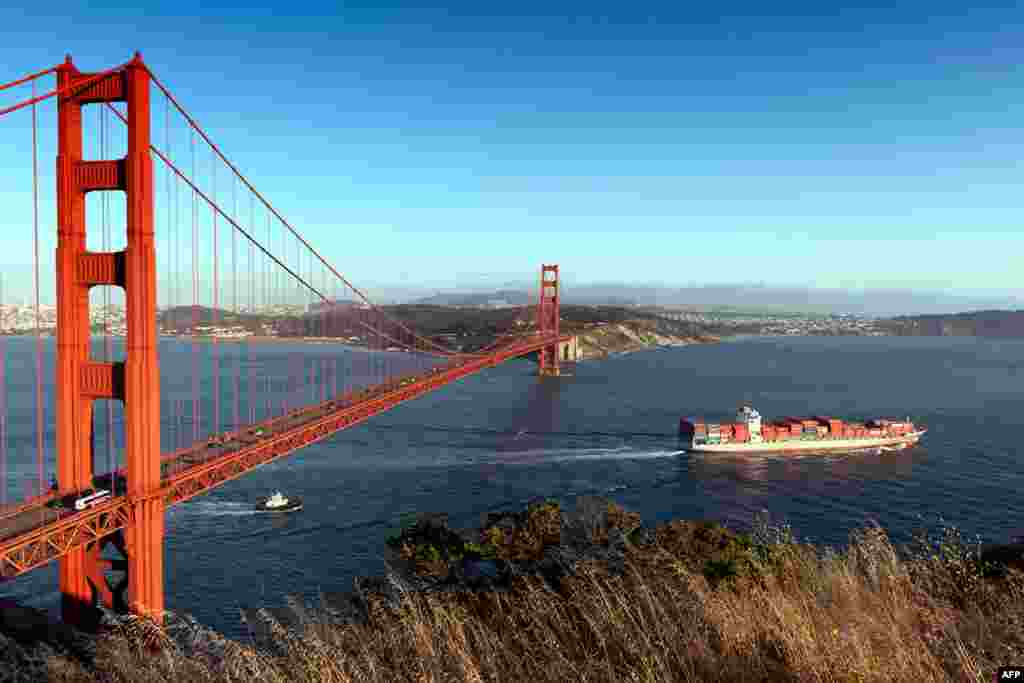 The Golden Gate Bridge in San Francisco, California (Carol M. Highsmith, Library of Congress Collection)