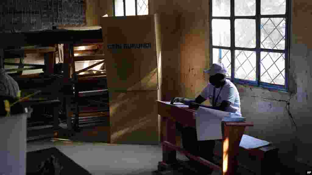 Un représentant de la commission électorale attend les électeurs dans un bureau de vote, Bujumbura, 21 juillet 2015.