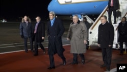 星期二，美国国务卿克里抵达莫斯科的伏努科沃机场。