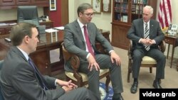 Archivo - El presidente de Serbia, Aleksandar Vucic (centro), durante una reunión con los senadores Chris Murphy (izquierda) y Ron Johnson (derecha).