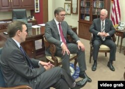 Predsednik Srbije Aleksandar u razgovoru sa senatorima Krisom Marfijel (levo) i Ronom Džonsonom